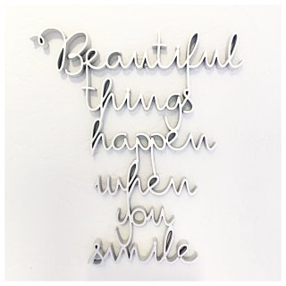 Schriftzug BEAUTIFUL THINGS HAPPEN WHEN YOU SMILE